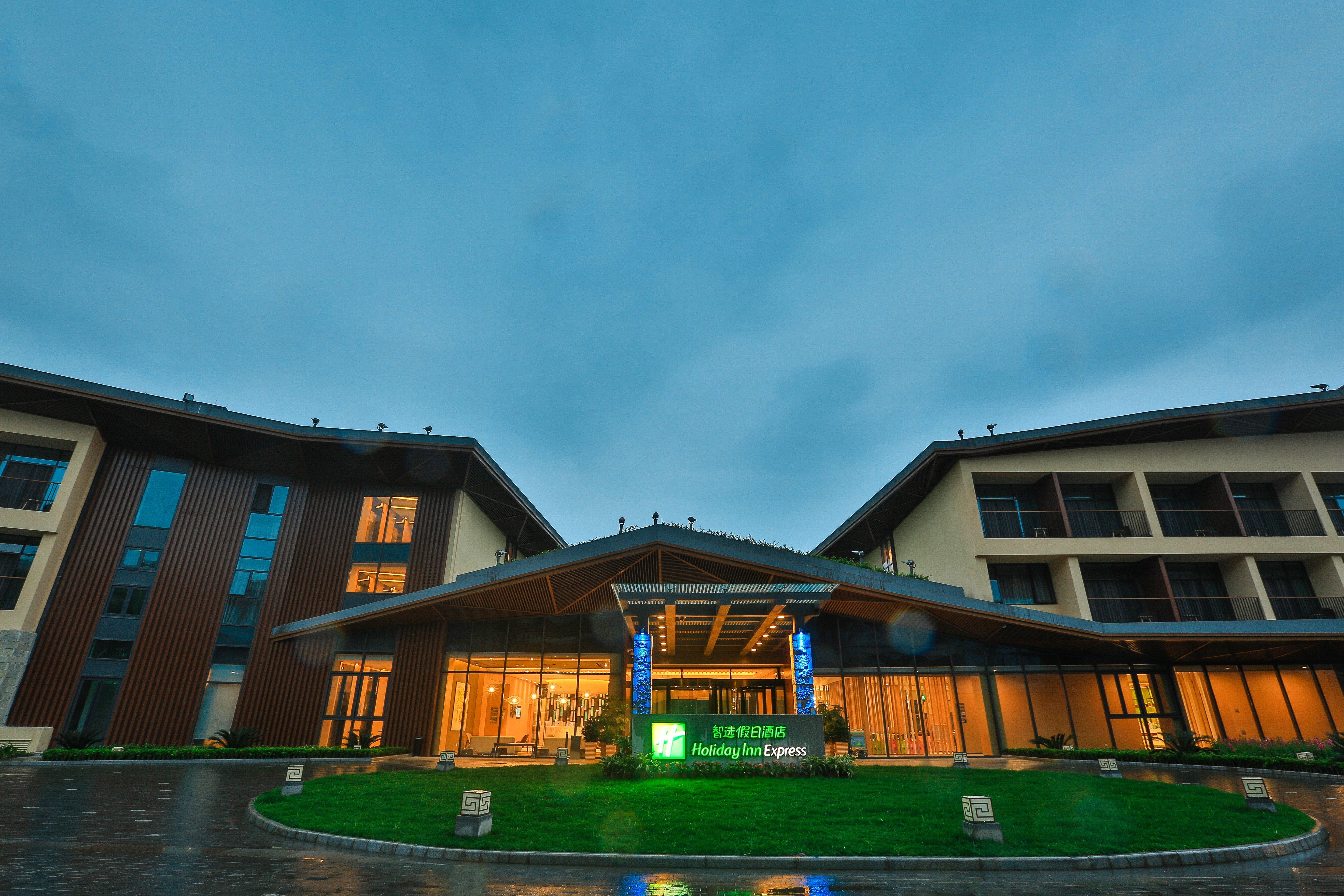 Holiday Inn Express Emei Mountain By Ihg Emeishan Exteriör bild