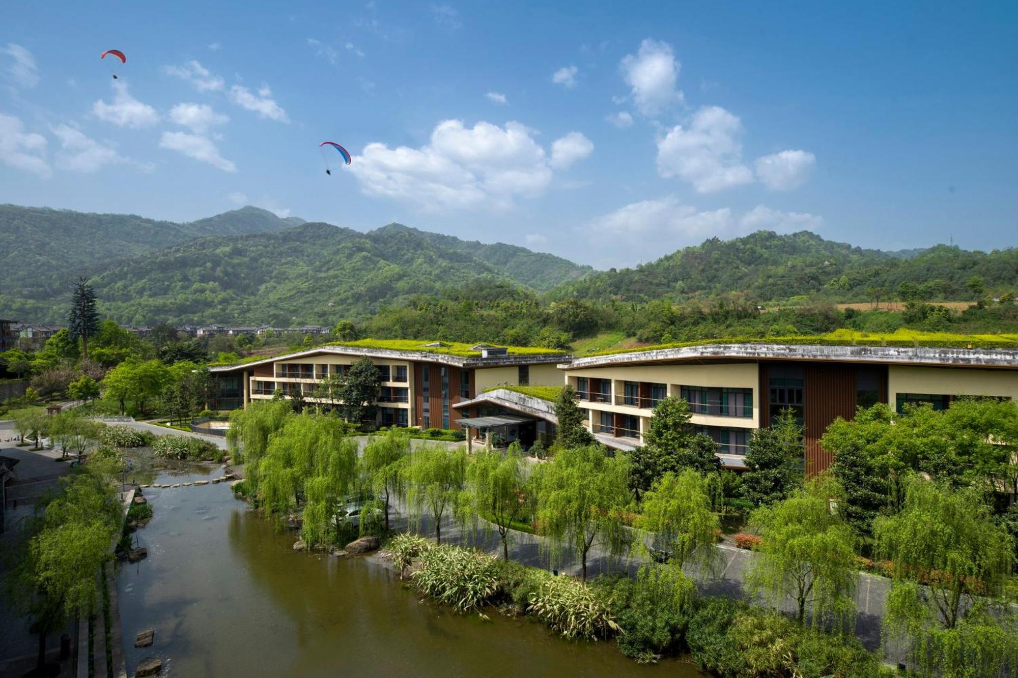 Holiday Inn Express Emei Mountain By Ihg Emeishan Exteriör bild